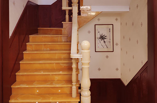 吉水中式别墅室内汉白玉石楼梯的定制安装装饰效果